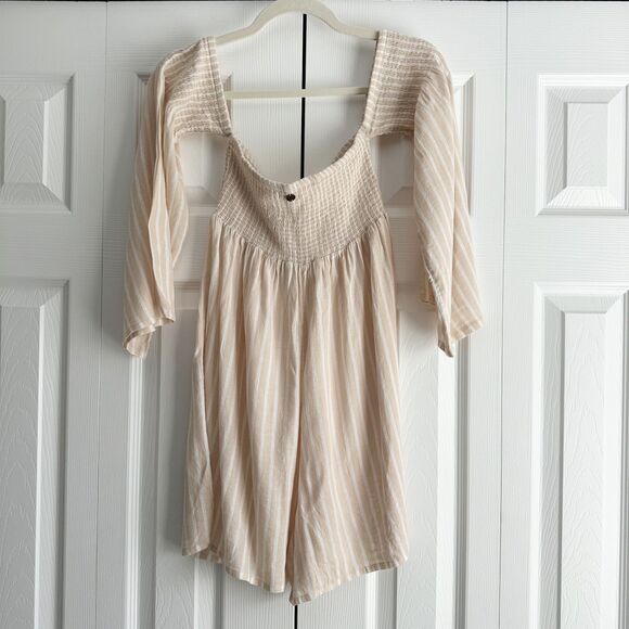 Billabong Women’s Smocked Long Sleeve Romper Beige Stripe Square Neck Size S - Picture 2 of 13
